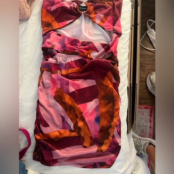 PrettyLittleThing Pink Abstract Print Slinky Ring Detail Cut Out - Picture 2 of 8